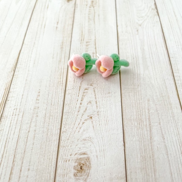 🖤 Fuzzy Flower Studs - Picture 4 of 5